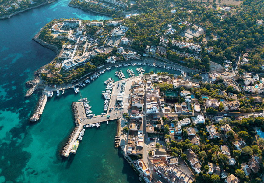 Luftaufnahme des Hafengebiets von Portopetro auf Mallorca