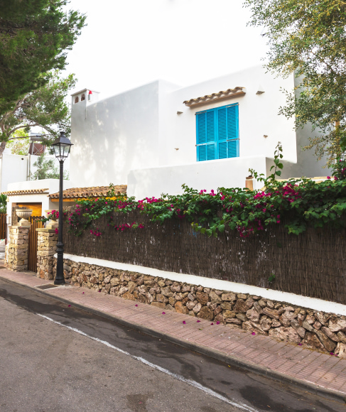 Casa típica de la zona de cala d'Or con estilo ibicenco de fachada blanca