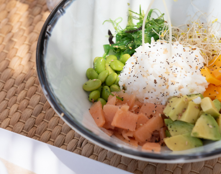 Delicioso plato de Poke sevido durante la hora del almuerzo