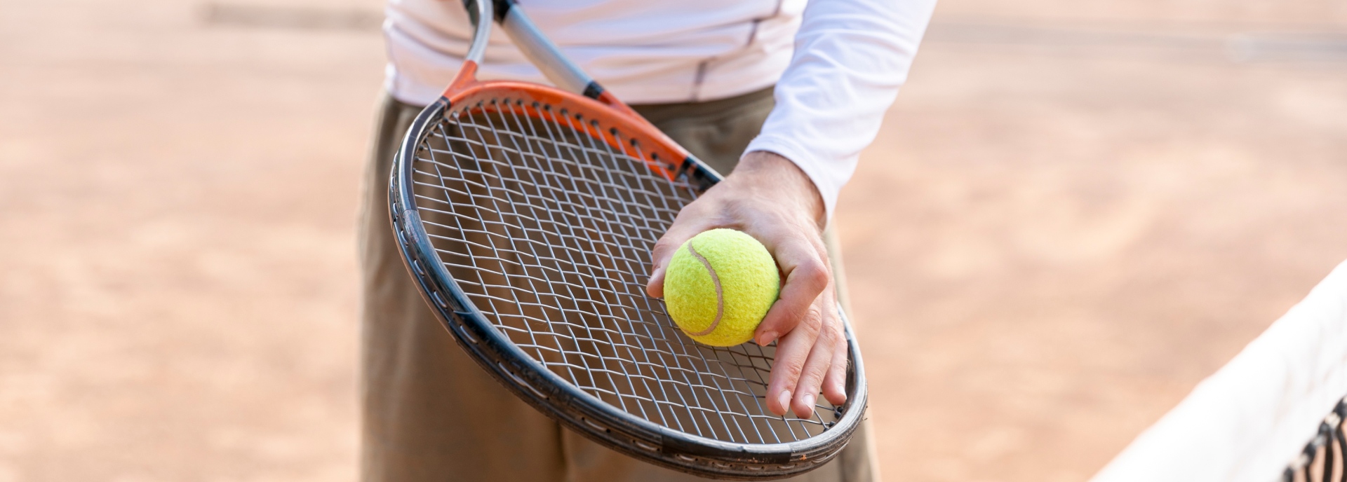 Spieler bei der Vorbereitung eines Tennisaufschlags.