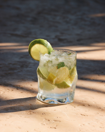 Delicioso mojito servido en la zona de piscina