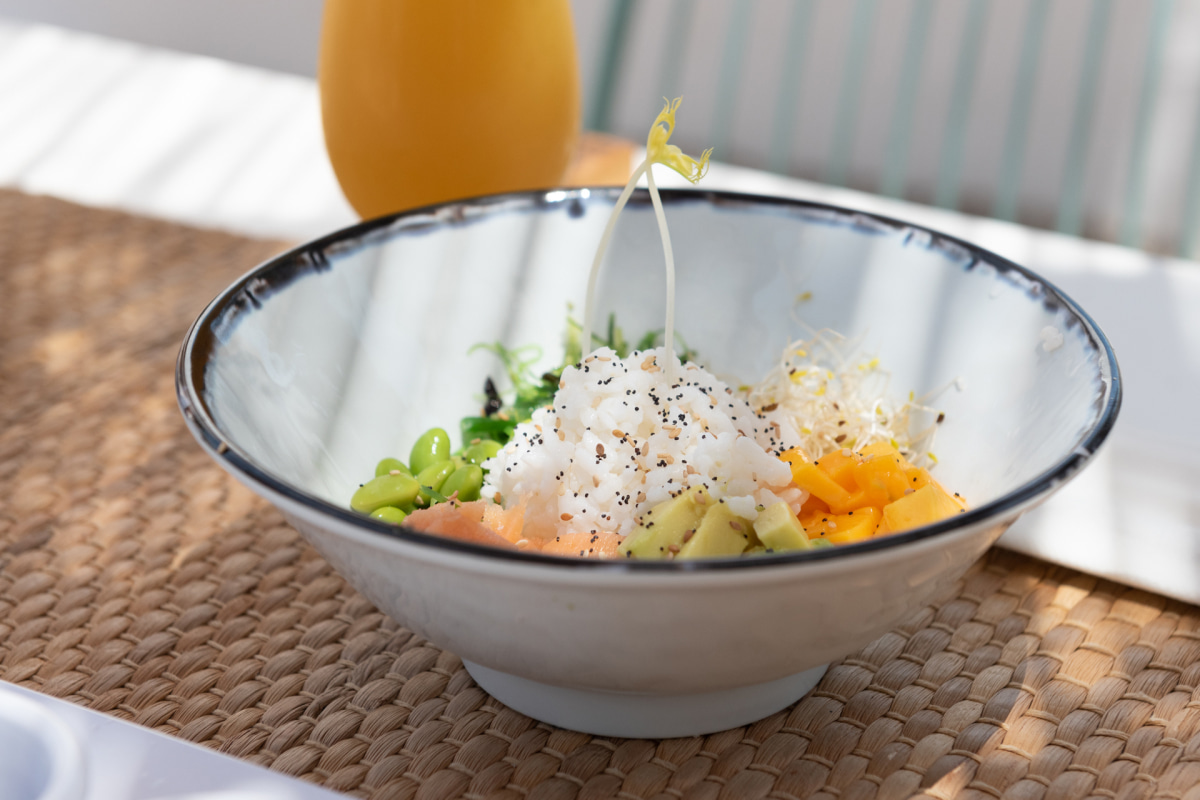 Leckere Poke Bowl mit Reis, Avocado, Lachs, Edamame und Edamame