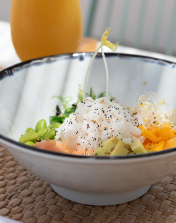 Leckere Poke Bowl mit Reis, Avocado, Lachs und Edamame