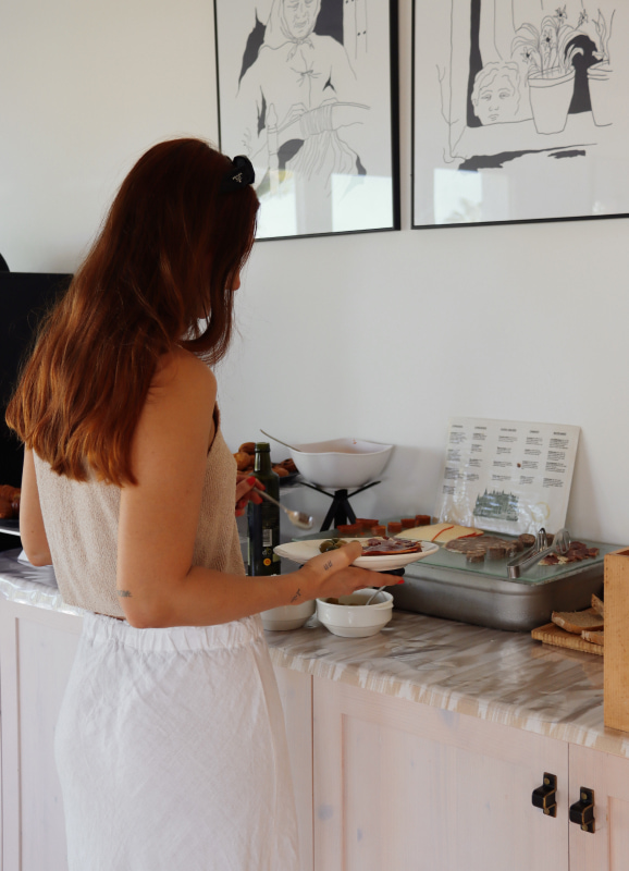 Cliente disfrutando de la selección de opciones en el desayuno buffet del hotel.