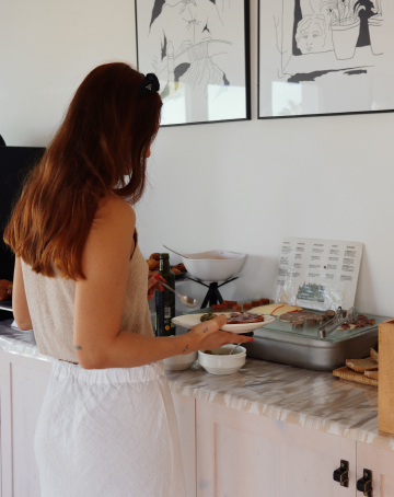 Cliente disfrutando de la selección de opciones en el desayuno buffet del hotel.