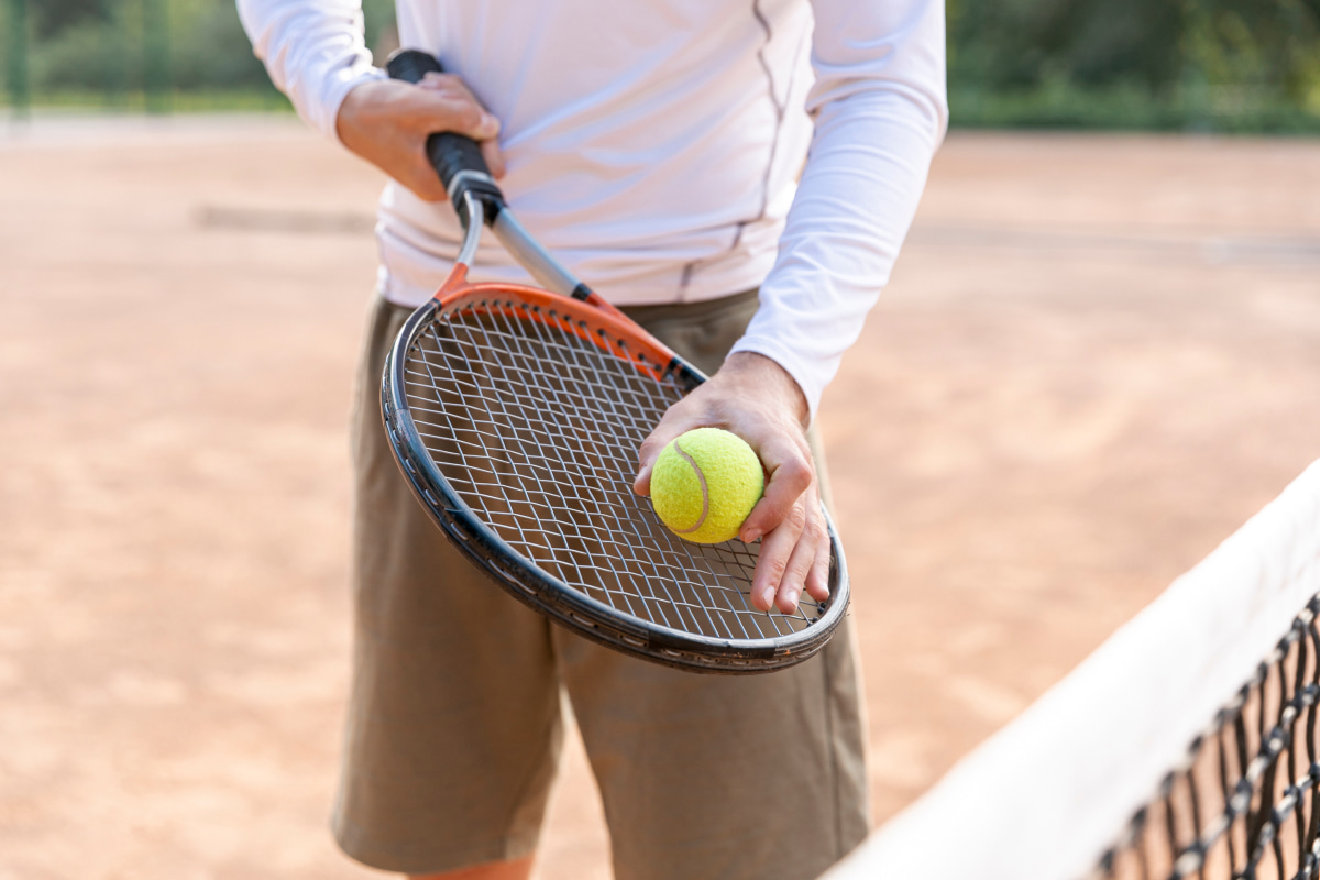 Spieler bei der Vorbereitung eines Tennisaufschlags.