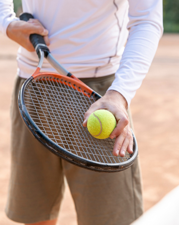 Jugador preparándose para realizar un saque de tenis.