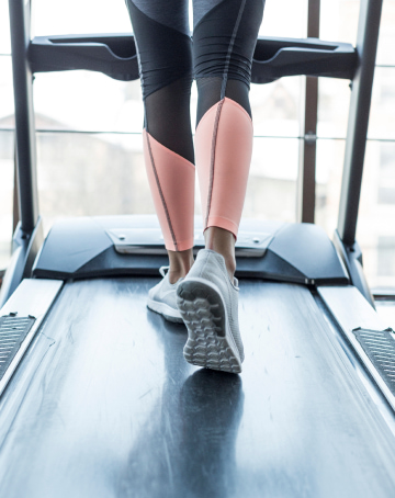 Persona utilizando la cinta de running del gimnasio