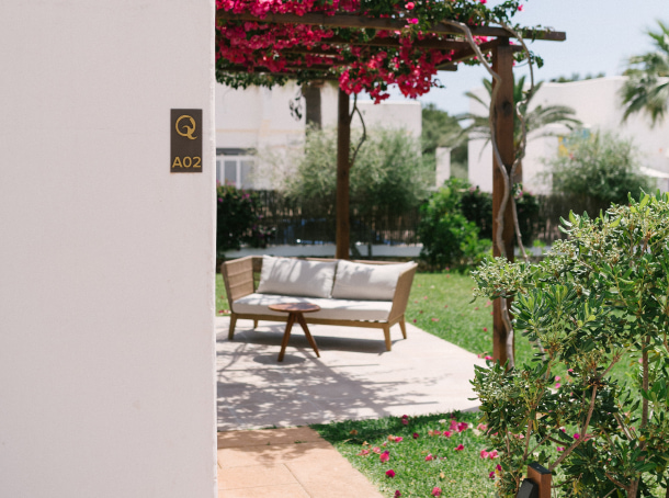 Terraza de estilo mediterráneo de una de las habitaciones de Eques