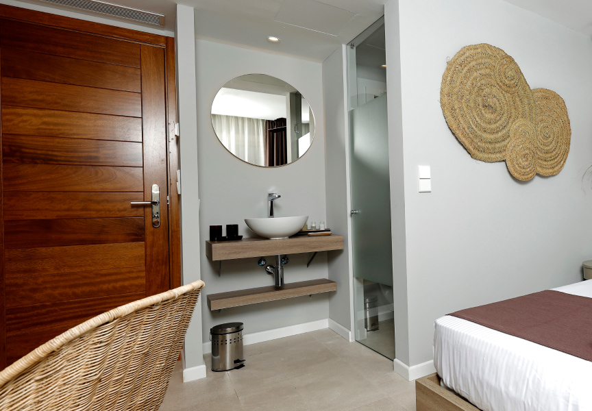 Single room with washbasin open to the bedroom.