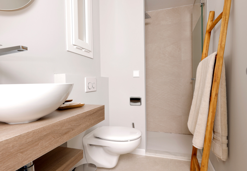 Baño con lavabo sobre encimera y ducha