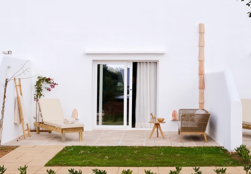 Terraza de la habitación, con hamaca y sofá de mimbre