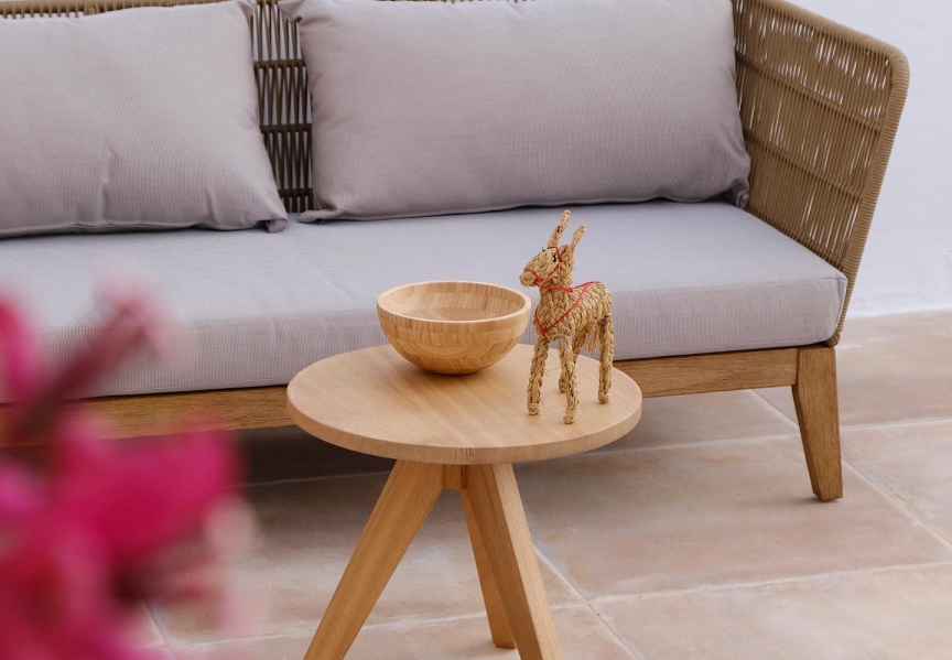 Detalles de mimbre en la terraza de la habitación